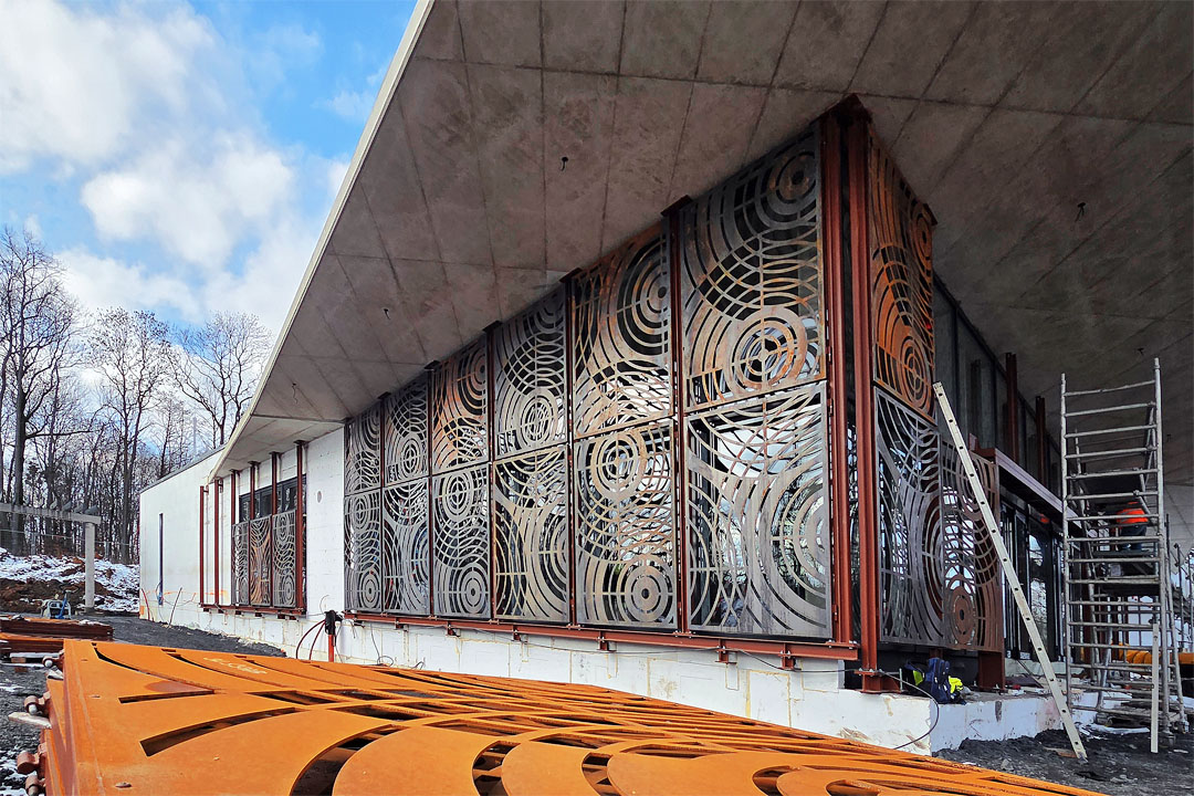 The interplay of colors and natural aging