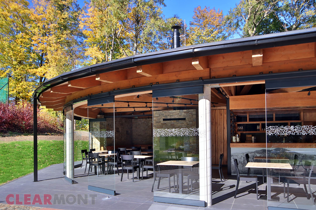 Skleněné mobilní stěny